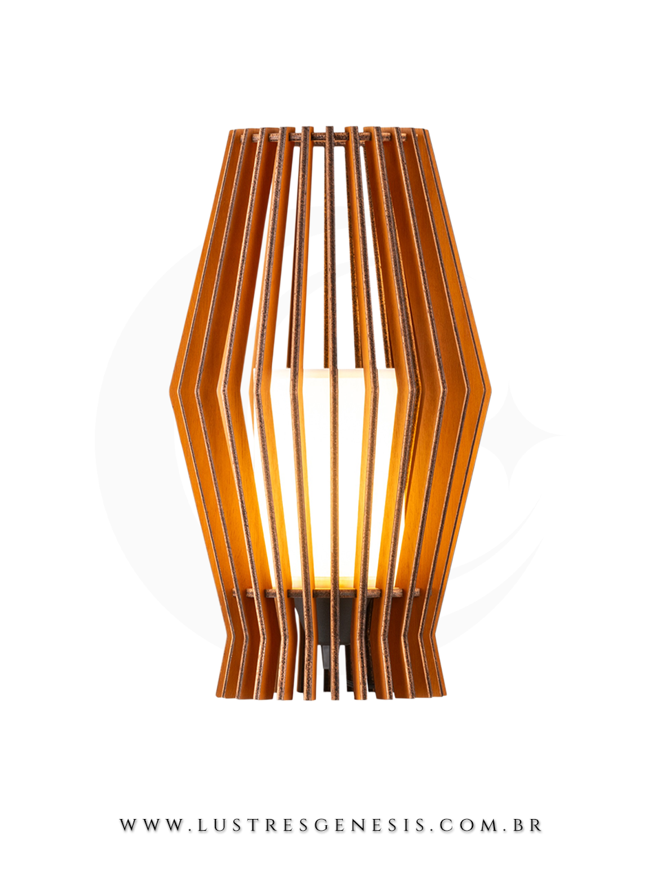 Lumin&aacute;ria de ch&atilde;o Palmeira &Oslash;24x42cm com acabamento em madeira imbuia, iluminando uma sala de estar moderna com sof&aacute; cinza, tapete felpudo e decora&ccedil;&atilde;o de quadros na parede.